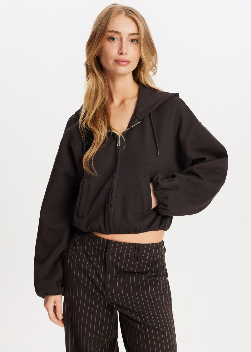 Truien En Vesten<The Sting Cropped vest met capuchon donkerbruin