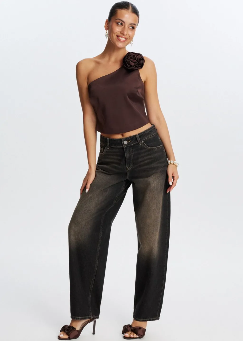 Tops<The Sting One shoulder top met roos donkerbruin