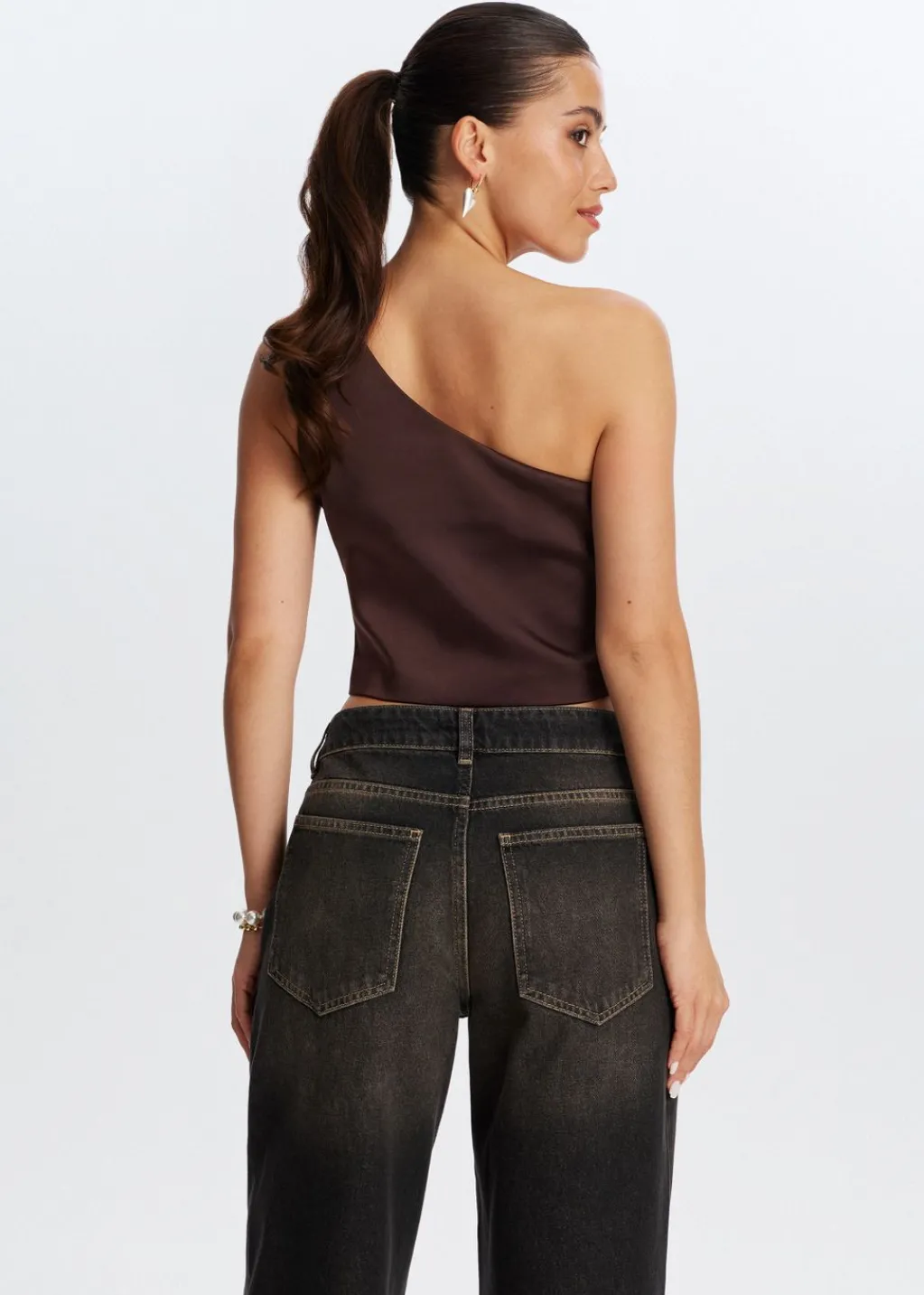 Tops<The Sting One shoulder top met roos donkerbruin