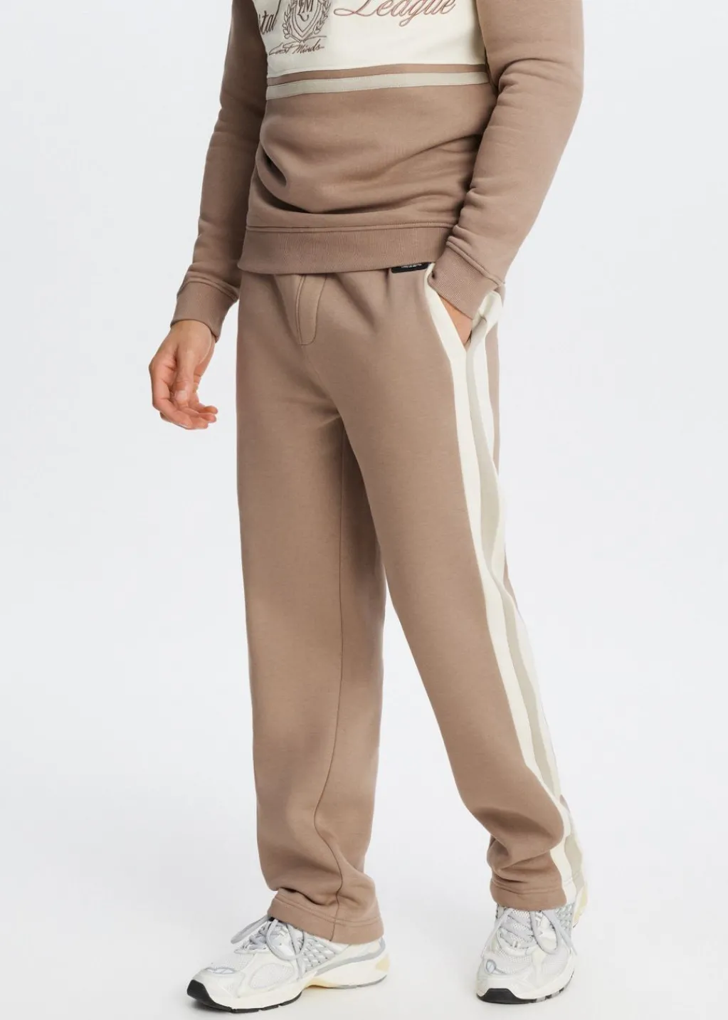 Broeken<The Sting Sweatpants met streepdetail taupe