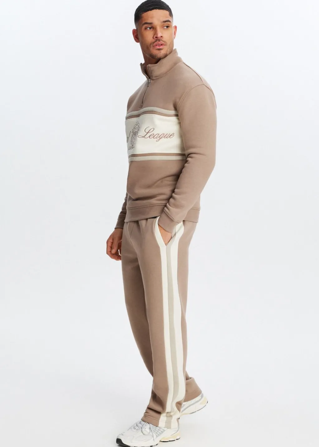 Broeken<The Sting Sweatpants met streepdetail taupe