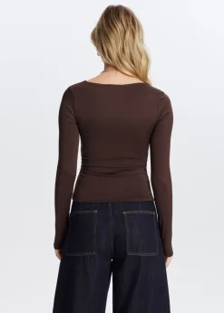 Tops<The Sting Top met knoopdetail donkerbruin
